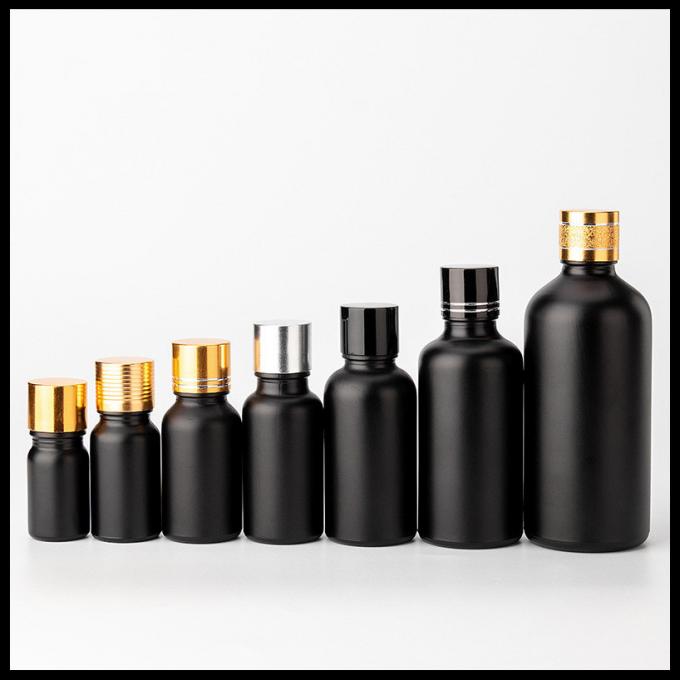 Μαύρη παγωμένη καλλυντική συσκευασία μπουκαλιών γυαλιού ουσιαστικού πετρελαίου χρώματος γύρω από τη μορφή